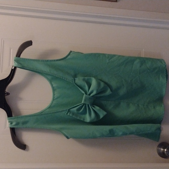 Everly sleeveless blouse womens size M EUC - Picture 2 of 4